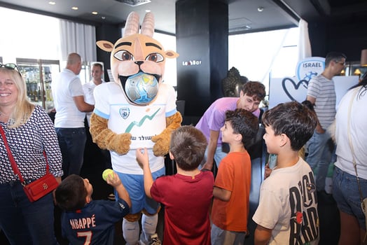 מרכז עוטפים באהבה של אלטשולר שחם באירוע עם נבחרת ישראל, צילום: נוי אורן